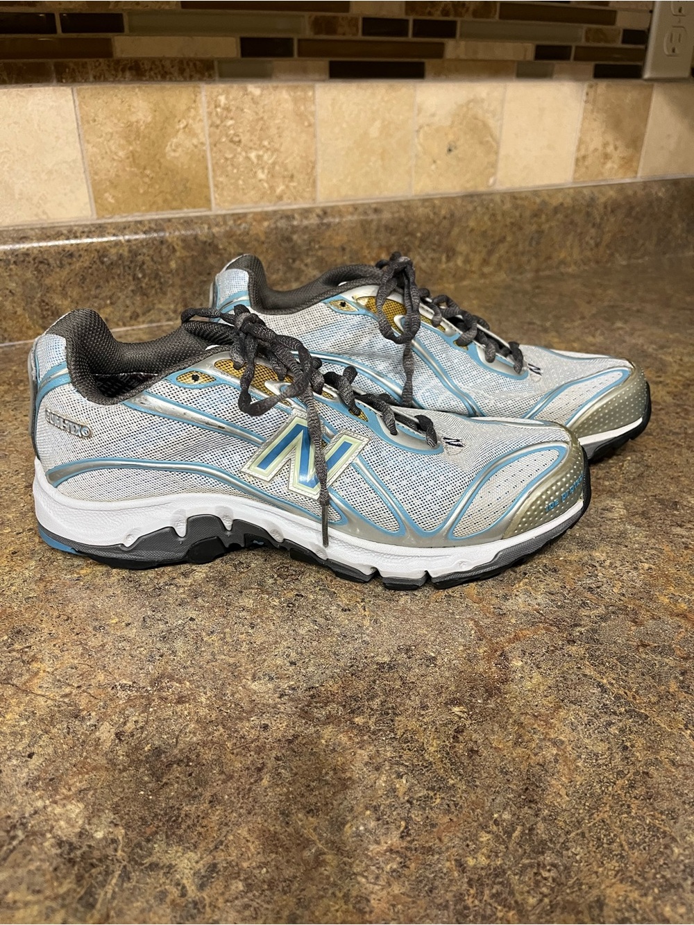 New Balance WT1110 Women’s 9 Trail Running Shoes Gray Blue Silver Athletic